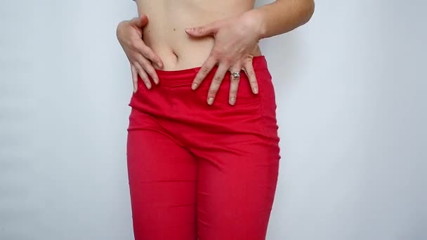 身材苗条的女孩 性感地脱下红裤 — 图库视频影像