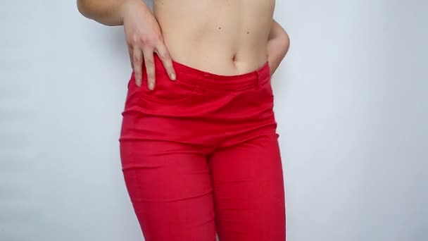 Dziewczyna Szczupłej Sylwetce Erotycznie Zdejmuje Czerwone Spodnie — Wideo stockowe