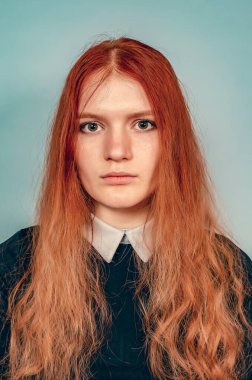 Beyaz yakalı, siyah elbiseli, ciddi kızıl saçlı bir kızın portresi. Uzun saçlı, kahverengi gözlü..