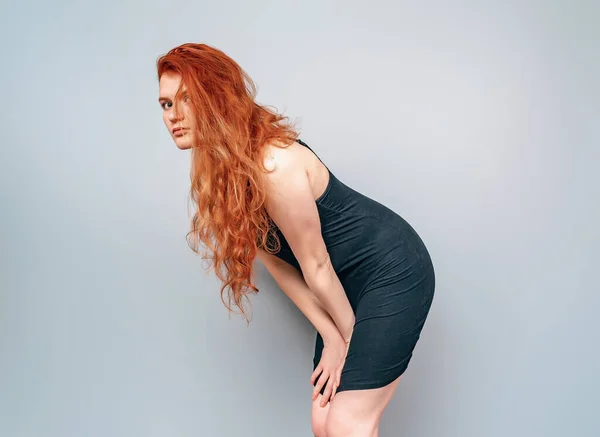 Uzun Kızıl Saçlı Öne Doğru Eğilmiş Bir Kız Siyah Kısa — Stok fotoğraf