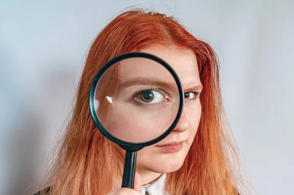 ガラスを拡大する 虫眼鏡を通して女性の顔 大きな目だ 選択概念 — ストック写真