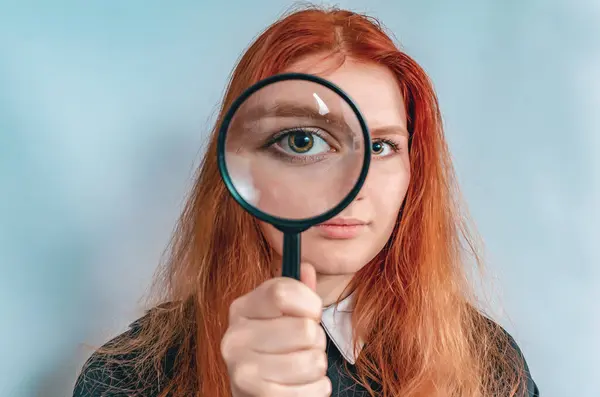 Förstoringsglas Kvinnans Ansikte Genom Förstoringsglas Stora Ögon Forskning Valkoncept — Stockfoto