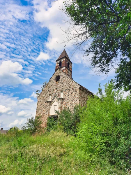Antiga Igreja Pequena Ruínas Uma Igreja Velha Entre Gramíneas Montanha — Fotografia de Stock