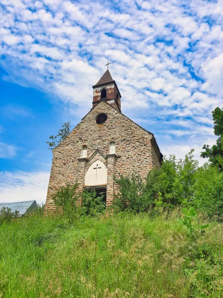 stock image Old small church. The ruins of an old church among the grasses on the mountain