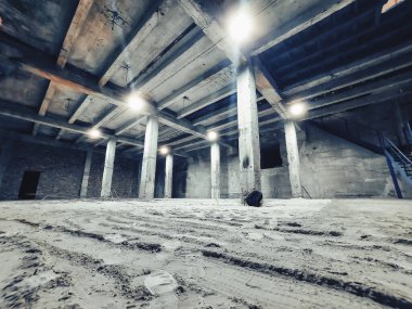 Sütunlu, fenerli beton bodrum.