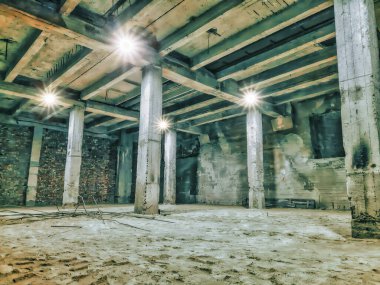 Sütunlu, fenerli beton bodrum.