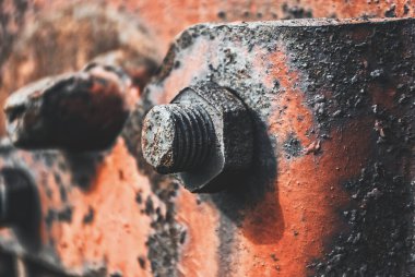 Endüstriyel ekipmanlardaki paslı fındıklar. Paslı, kırmızı boya.