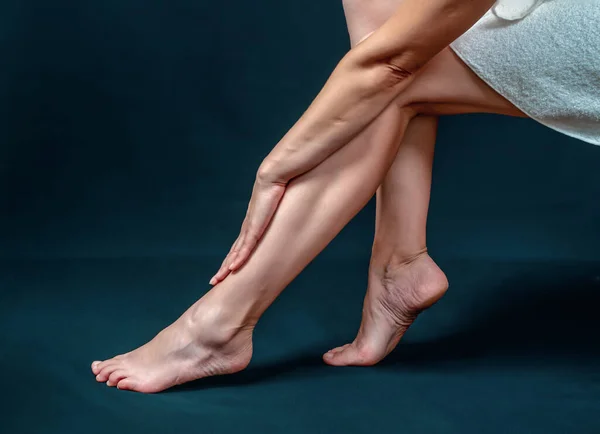 Temiz Kadın Ayakları Güzel Zarif Bir Kadın Eli Ayaklarına Değiyor — Stok fotoğraf
