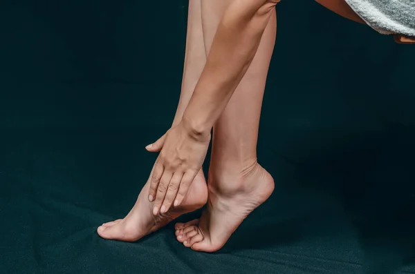 きれいな女性の足 美しくエレガントな手入れの行き届いた女性の手は足に触れます スクラブ フットケア — ストック写真