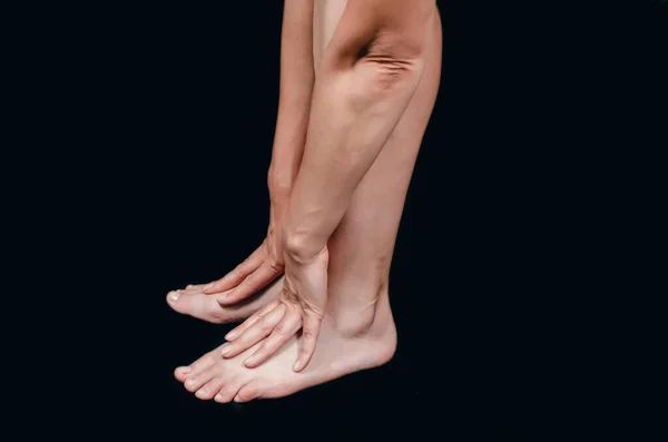 Жіночі Ноги Красива Елегантна Доглянута Дівчина Рука Торкається Ніг Спа — стокове фото