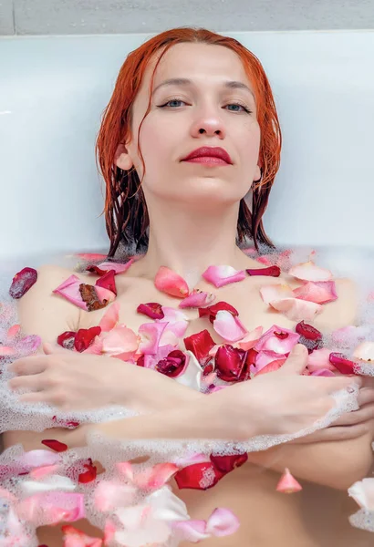 Красивая Женщина Лежит Белой Ванне Лепестки Роз Воде Отдых Спа — стоковое фото