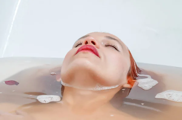 Das Gesicht Einer Schönen Frau Wasser Der Badewanne — Stockfoto