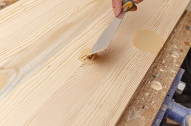 Tahtayı çürütme işlemi. Spatula, macun, tahta tahta. Marangozluk işe yarıyor.