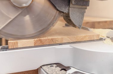 Keskin dairesel testere sapı tahta gövdeyi keser. Yüksek dönüş hızı. Marangozluk makinesi.