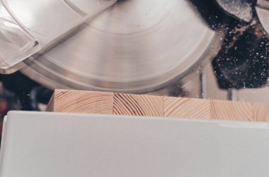 Keskin dairesel testere sapı tahta gövdeyi keser. Yüksek dönüş hızı. Marangozluk makinesi.