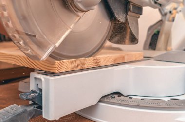 Tahta kesmek için modern dairesel makine. Kesme işlemi