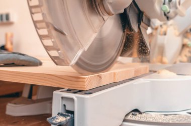 Tahta kesmek için modern dairesel makine. Kesme işlemi