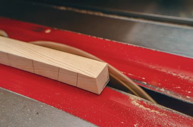 Dairesel makinede tahta kesme işlemi. Yukarıdan bak. Ahşap tozu