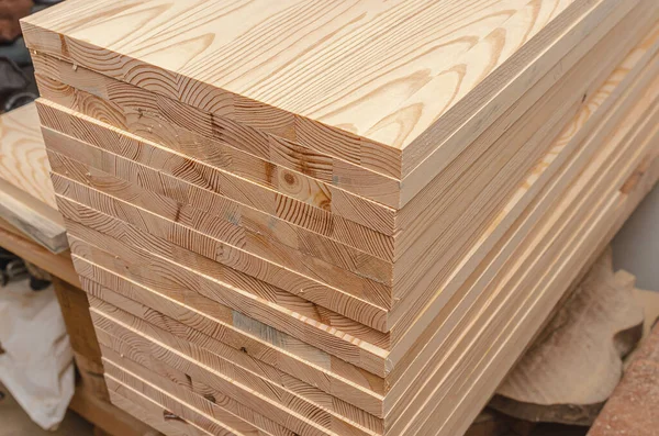 Yapım atölyesine istiflenmiş tahta tahtalar. Marangoz.