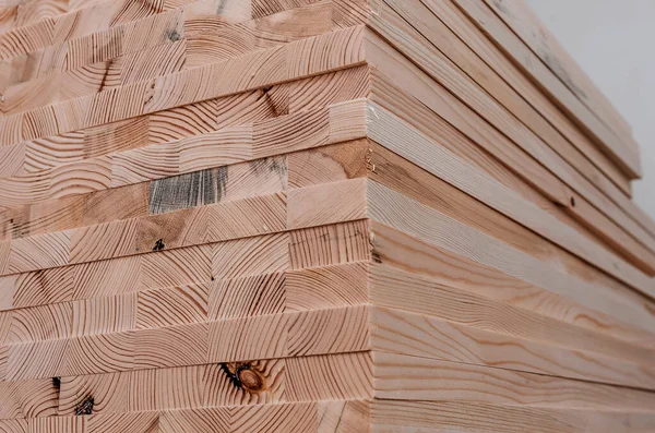 大工の店で木製の板のスタック 木造背景 — ストック写真