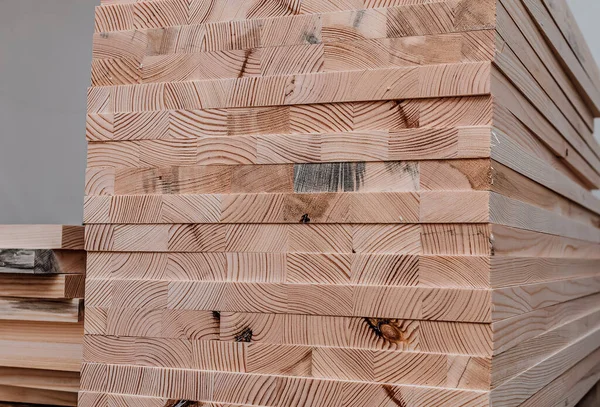 大工の店で木製の板のスタック 木造背景 — ストック写真