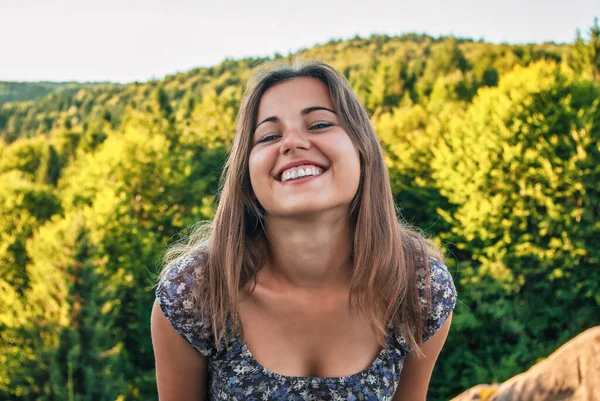 Menina Sorri Para Câmera Contra Fundo Floresta Natureza Sorriso Alegria — Fotografia de Stock