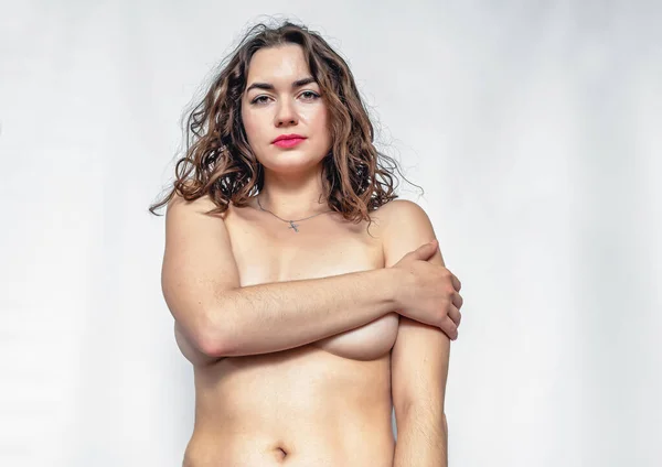 Donna Stanca Topless Donna Posa Studio Senza Vestiti Coprendo Con — Foto Stock