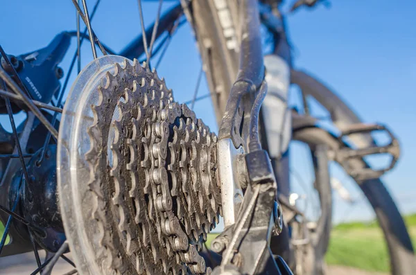Estrellas Del Engranaje Rueda Trasera Bicicleta Primer Plano Contra Naturaleza —  Fotos de Stock