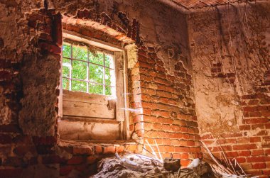 Terk edilmiş eski bir pencerede. Güneş terk edilmiş bir kilisenin içinde parlıyor.