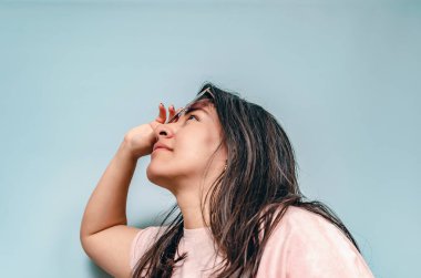 Güneş gözlüklü, gülümseyen İspanyol kadın profili. Yüze yakın el. Güneş aksesuarları