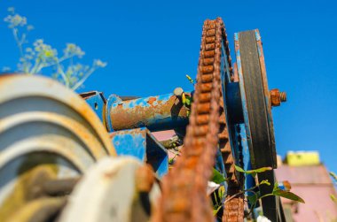 Paslı zincir eski mekanizma, motor dişlileri.