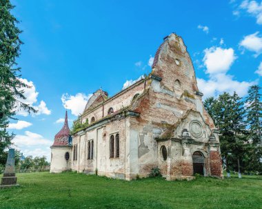 Köydeki eski bir kilisenin kalıntıları, yeşil çimenler, mavi gökyüzü. Dini bina, yıkıldı