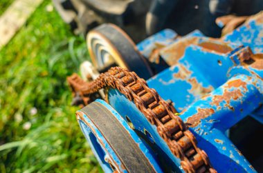 Paslı zincir eski mekanizma, motor dişlileri.