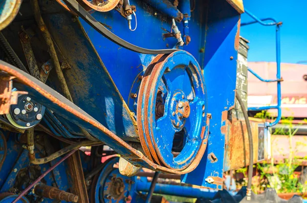 Eski bozuk bir motorun kemer sürücüleri tarımsal bir birleşimde