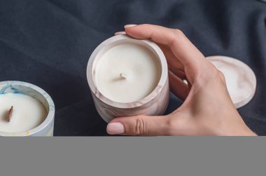 Aromatik dekoratif mumlar alçı kaselerde. El yapımı, mum yapımı.