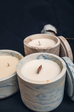 Aromatik dekoratif mumlar alçı kaselerde. El yapımı, mum yapımı.