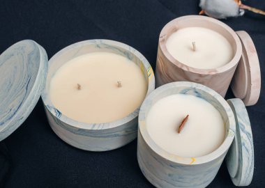 Aromatik dekoratif mumlar alçı kaselerde. El yapımı, mum yapımı.