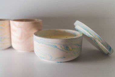 Dekoratif kokulu mumlar, el yapımı. Doğada hava terapisi