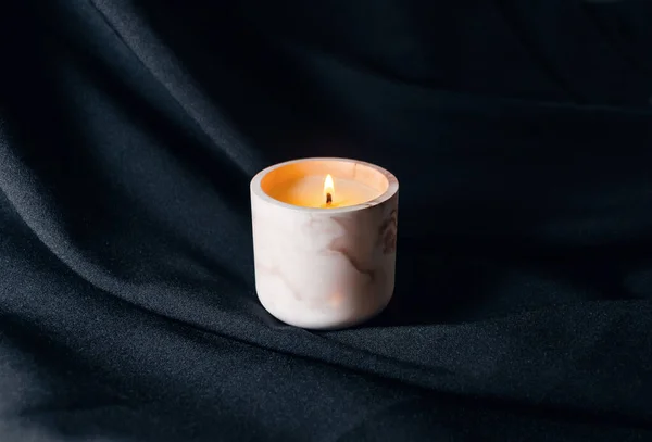 Διακοσμητικό Αρωματικό Κερί Καίει Πάνω Μαύρο Ύφασμα Αρωματοθεραπεία — Φωτογραφία Αρχείου