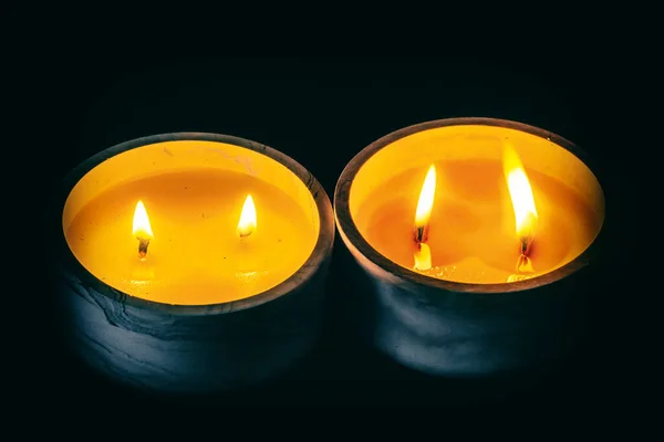 Decoratieve Kaarsen Branden Het Appartement Een Zwarte Achtergrond — Stockfoto