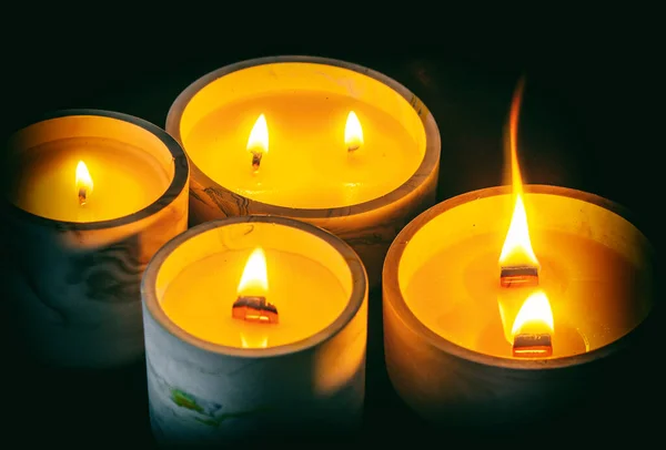 Διακοσμητικά Κεριά Καίνε Στο Διαμέρισμα Μαύρο Φόντο — Φωτογραφία Αρχείου