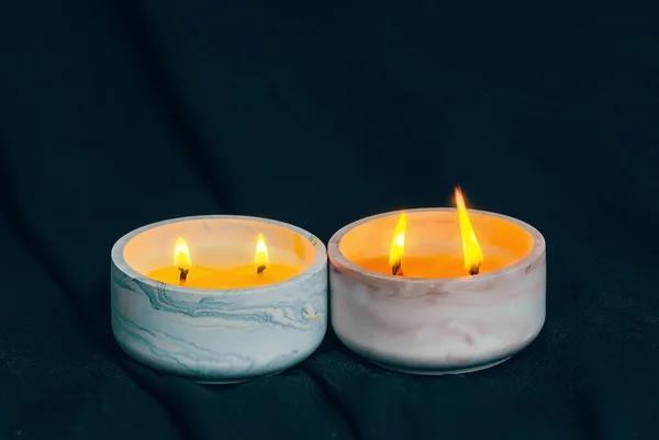 Διακοσμητικά Κεριά Καίνε Στο Διαμέρισμα Μαύρο Φόντο — Φωτογραφία Αρχείου