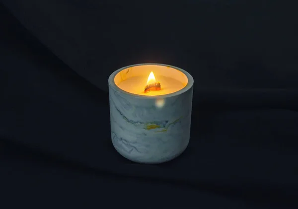 Dekorative Kerzen Brennen Der Wohnung Auf Schwarzem Hintergrund — Stockfoto
