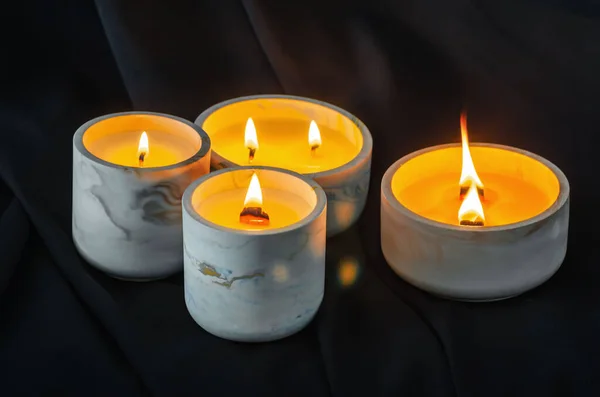 Διακοσμητικά Κεριά Κάψει Στο Διαμέρισμα Μαύρο Φόντο — Φωτογραφία Αρχείου