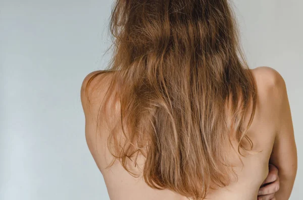 Mujer Con Hombros Desnudos Dejó Caer Pelo Hacia Atrás — Foto de Stock