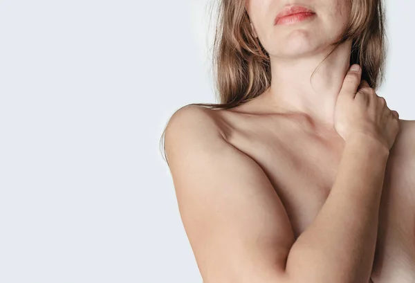 Mujer Presionó Cuello Con Mano Siente Dolor Hombro Hombros Desnudos —  Fotos de Stock