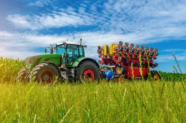 Traktor Sommarfältet Låg Vinkel Utsikt Genom Gräs Till Traktor Landskap — Stockfoto