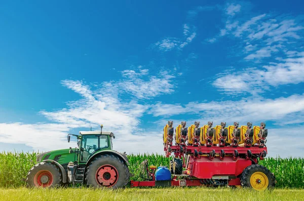 Yeşil Mısır Tarlasında Traktör Tohumu Mekaniklerle Dolu Parlak Yaz Tarım — Stok fotoğraf