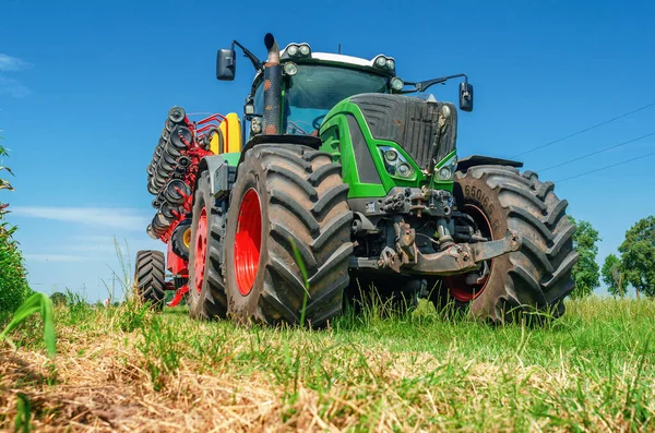 Jasny Traktor Wiertłem Polowym Niski Kąt Widzenia Przez Trawę Urządzeń — Zdjęcie stockowe