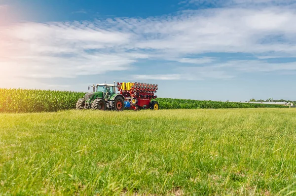 Maszyny Rolnicze Przejeżdżają Przez Pole Duży Traktor Widok Boku Biały — Zdjęcie stockowe